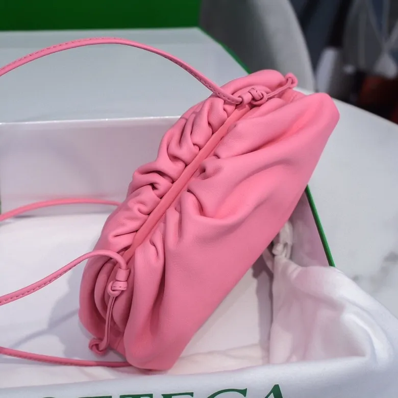 Batch 1120 Bottega Veneta cloud bag ☁️POUCH series original plain calfskin, super low-key and attractive, soft and casual. Major internet celebrity bloggers are crazy about calling it fashionable and classy, ​​lazy and intellectual. Small size: 23*13*8 (small cloud plain) girly pink, model: 6671